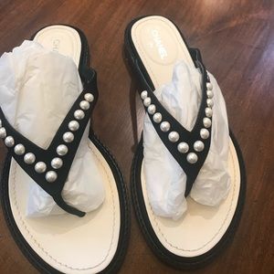 Chanel flip flop sandals black and pearl